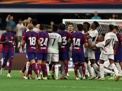 Conato de tangana en el clásico después de una entrada de De Jong a Militão.