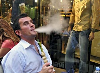 Un hombre fuma un narguile (o pipa de agua) en un local de Estambul.