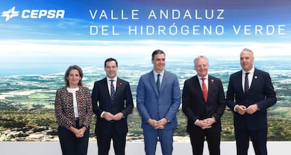 El presidente del Gobierno, Pedro Sánchez, junto al CEO de Cepsa, Maarten Wetselaar, el presidente de la Junta de Andalucía, Juan Manuel Moreno Bonilla y la Ministra para la Transición Ecológica, Teresa Ribera