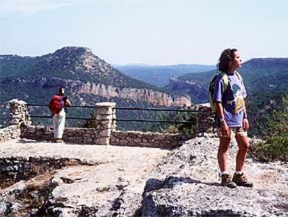 Dos excursionistas otean desde el mirador del alto Tajo.