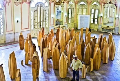 Un largo naufragio. En 1994, Alexis Leyva (KCHO) se dio a conocer durante la V Bienal de La Habana con Regata, instalación compuesta por una interminable sucesión de esquifes y balsas. Su éxito fue absoluto. Desde entonces, su obra está llena de remos, muelles y naufragios, si bien él siempre ha negado cualquier intención crítica y ha defendido a Fidel Castro.