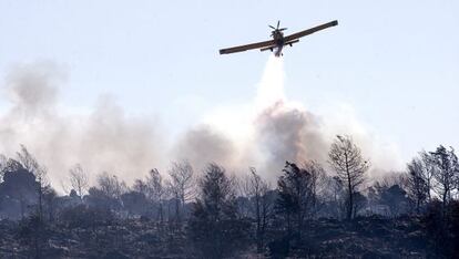 Un hidroavi&oacute;n descarga agua sobre el incendio de Benicolet.