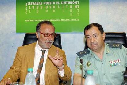 El director de Tráfico, Pere Navarro, y el jefe de la Guardia Civil de Tráfico, Rogelio Martínez, en la presentación de la campaña.