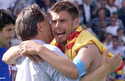 Zvonimir Boban abraza al seleccionador croata Miroslav Blazevic tras una victoria de Croacia ante rumanía en el Mundial de 1998