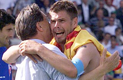 Zvonimir Boban abraza al seleccionador croata Miroslav Blazevic tras una victoria de Croacia ante ruman&iacute;a en el Mundial de 1998