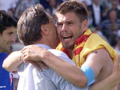 Zvonimir Boban abraza al seleccionador croata Miroslav Blazevic tras una victoria de Croacia ante ruman&iacute;a en el Mundial de 1998
