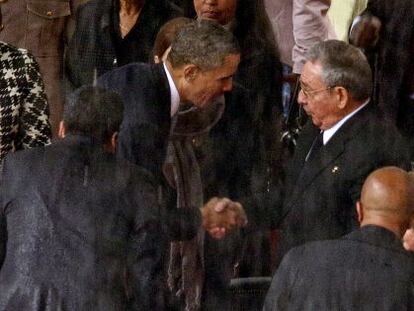 El presidente de los EE UU, Barack Obama, saluda al presidente de CUba, Ra&uacute;l Castro, en 2013.