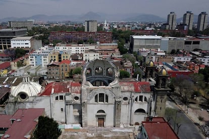 Vista aérea de una iglesia dañada durante el terremoto del pasado año en México en la calle Laredo de Ciudad de México.