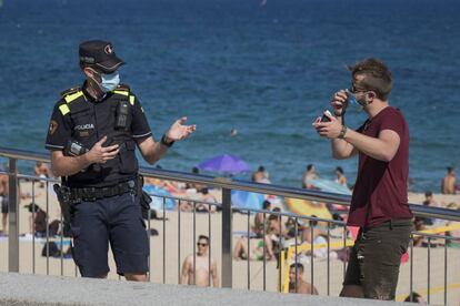 La platja de Bogatell de Barcelona, aquest diumenge.