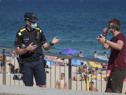 La platja de Bogatell de Barcelona, aquest diumenge.