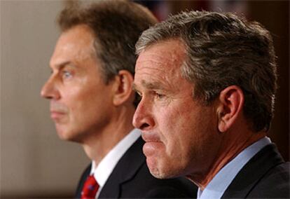 Bush (a la derecha) y Blair, durante su comparecencia conjunta ante la prensa, anoche.