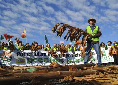 Varios agricultores protestan bloqueando la autopista cerca de Navalmoral de la Mata, en la provincia de Cáceres.