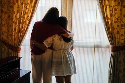 Rosa con su hija de 15 años en su casa de Madrid, tras ganar una sentencia por acoso a un colegio concertado.
