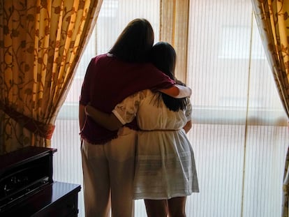 Rosa con su hija de 15 años en su casa de Madrid, tras ganar una sentencia por acoso a un colegio concertado.