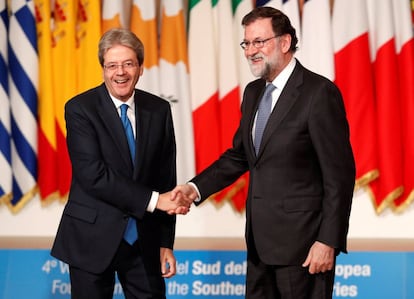 Paolo Gentiloni saluda a Mariano Rajoy en una cumbre europea.