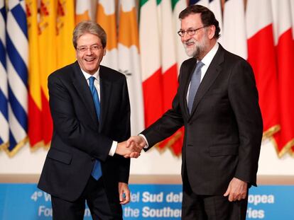 Paolo Gentiloni saluda a Mariano Rajoy en una cumbre europea. 