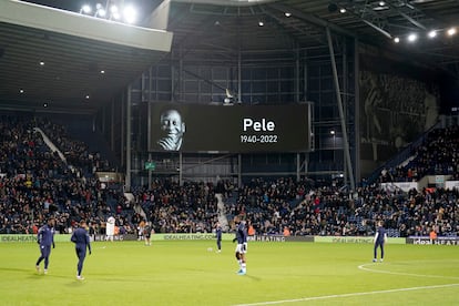 Homenaje al exjugador brasile?o antes del partido de segunda divisin en Inglaterra entre West Bromwich Albion y Preston North End, este jueves.