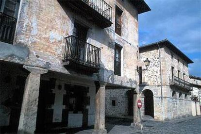 Casas con soportales en el casco antiguo de Artziniega, en Álava.