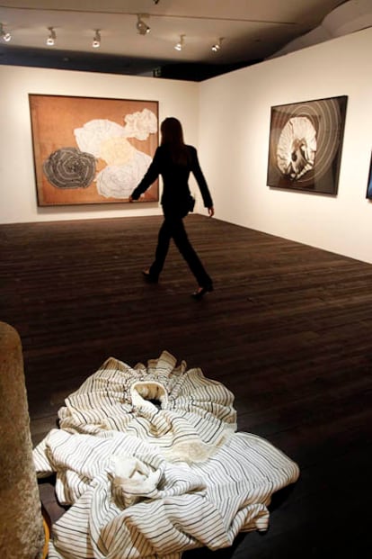 En el suelo de la Pedrera, Los horizontes y las cinturas y colgada de la pared la fotografía Montañas, con la mujer que gira sobre si misma como un derviche, hinchando una falda pintada con relieves montañosos.