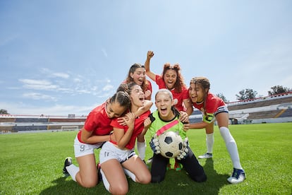 El elenco femenino de 'Las Bravas FC'.