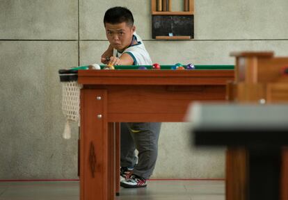 Wang Wei (China) juega al billar en la Villa Paralímpica. 