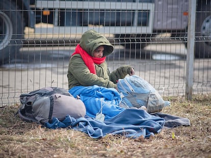 Un niño intenta protegerse del frío en la frontera de Vama Siret, entre Ucrania y Rumanía.