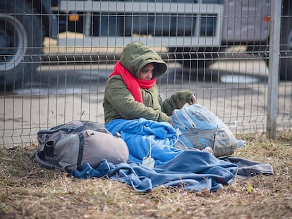 Un niño intenta protegerse del frío en la frontera de Vama Siret, entre Ucrania y Rumanía.