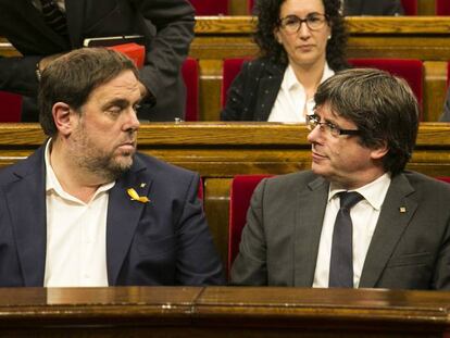 Oriol Junqueras (izq.) y Carles Puigdemont, en el Parlament, en 2017.