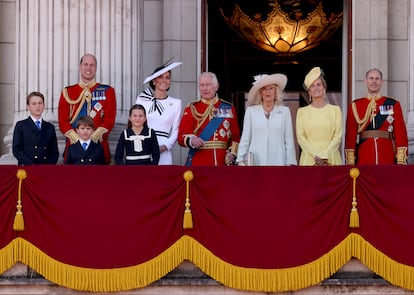 Los reyes, junto a los príncipes de Gales y sus tres hijos, acompañados también por los duques de Edimburgo y Lady Luisa Mountbatten-Windsor, en el balcón del Palacio de Buckingham.