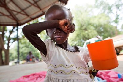 En la etapa inicial de su tratamiento, Maria recibía una leche terapéutica llamada F-75, que se emplea en los casos más graves. Este alimento es rico en nutrientes, fácil de digerir y proporciona energía a los niños malnutridos de manera muy rápida. Tras registrar avances, pasó a tomar una fórmula distinta (F-100).  