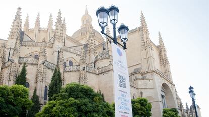 Cartel del Hay Festival Segovia junto a la catedral de la ciudad.