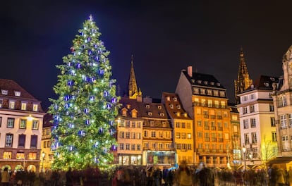 El árbol de Navidad en el mercado navideño de Estrasburgo.