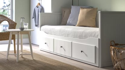 Cuando está cerrada, esta estructura se puede utilizar como sofá o cama individual. IKEA.