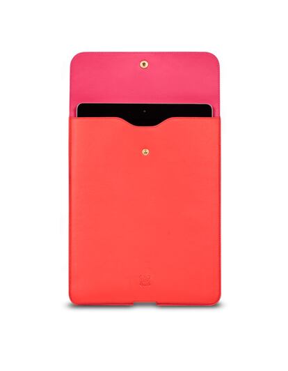 Si cuando te vas de viaje no eres capaz de desconectar de internet, qué mejor manera de proteger tu tablet que con esta funda de Loewe. (c.p.v.)