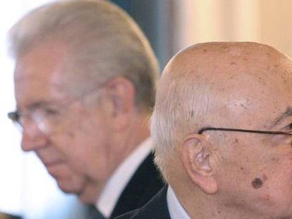 El primer ministro italiano, Mario Monti, (al fondo) y el presidente Giorgio Napolitado, el s&aacute;bado en el Senado, en Roma. 