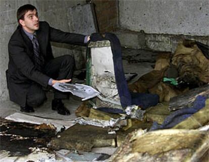 El director de la compañía aérea Sibir Airlines muestra un asiento con orificios recuperado del avión que estalló.