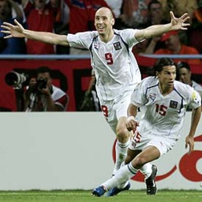 Koller y Baros celebran un tanto contra Holanda.