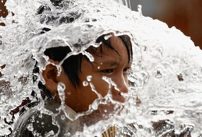 Un niño toma un baño con agua de mar en una zona residencial en Makassar, Sulawesi (Indonesia). Las Naciones Unidas celebra el Día Mundial del Agua para aumentar la conciencia de la gente de la importancia del agua en el medio ambiente, agricultura, salud y comercio.