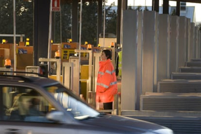 Primera jornada de huelga de unos 1.500 trabajadores de las concesionarias Acesa y Aucat en el peaje de la C-33 en Mollet del Vallés