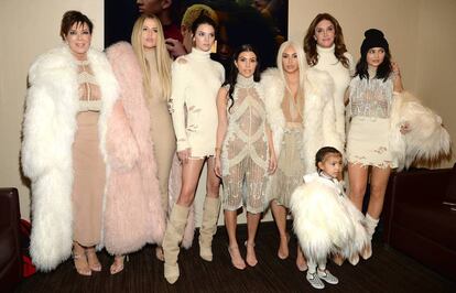 De izquierda a derecha: Kris Jenner, Khloé Kardashian, Kendall Jenner, Kourtney y Kim Kardashian, Caitlyn y Kylie Jenner, y la pequeña North West, en una imagen de 2017.
 