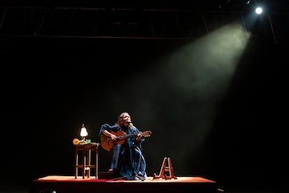 Lafourcade toca solo con su guitarra en su nueva gira 'Cancionera'. En la imagen, durante el concierto inaugural del Festival La Mar de Músicas, en Cartagena.