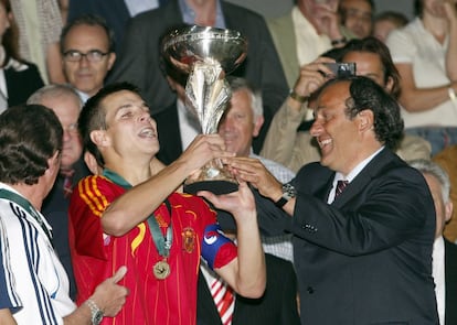 Azpilicueta recibe el trofeo que acreditaba a España como campeona de Europa sub-19 en 2007. La 'rojita' venció en la final de Linz (Austria) a la selección griega.