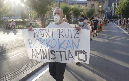 Un manifestante porta en San Sebastián una pancarta de apoyo al recluso de ETA Patxi Ruiz.