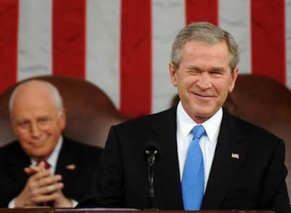 George W. Bush guiña el ojo a un miembro del Congreso, ante el que pronunció ayer su último discurso del estado de la Unión.