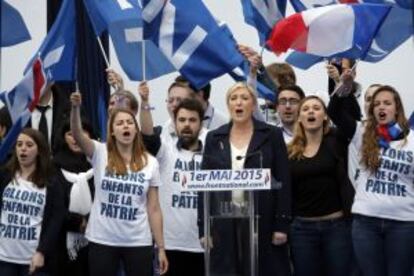 Marine Le Pen (centre), aquest divendres a París.