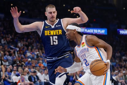 Shai Gilgeous-Alexander ante Nikola Jokić, en un partido reciente.