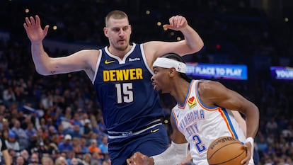 Shai Gilgeous-Alexander ante Nikola Jokić, en un partido reciente.