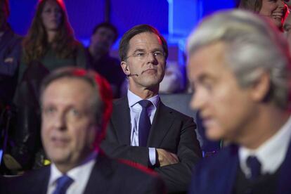 Mark Rutte (c) y Geert Wilders, tras el debate que les enfrent&oacute; en La Haya el lunes
