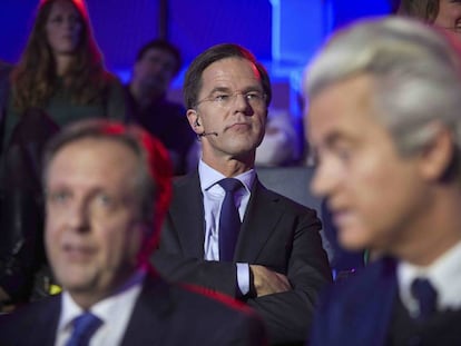 Mark Rutte (c) y Geert Wilders, tras el debate que les enfrent&oacute; en La Haya el lunes