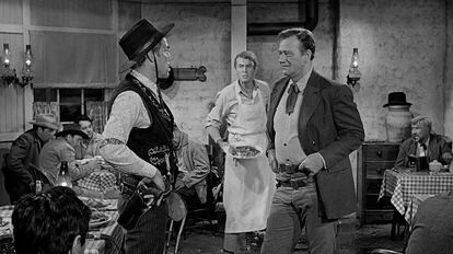 Fotograma de la pelicula de John Ford 'El hombre que mató a Liberty Valance', en el que aparecen Lee Marvin, John Wayne y James Stewart.